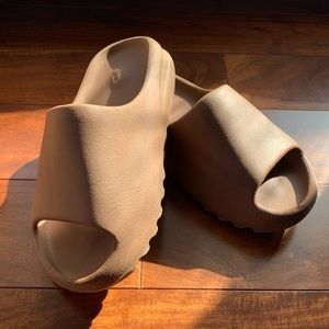 YEEZY SLIDES (WOMEN’s 6)